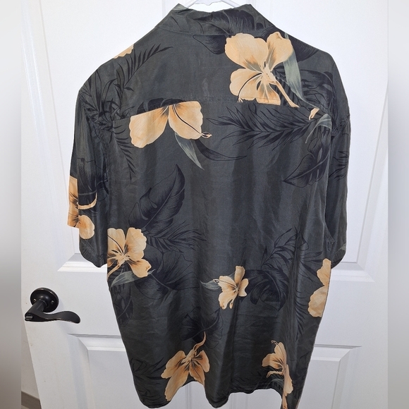 Bill Blass 100% Silk short sleeve button-down tropical shirt in a large. EUC - Picture 5 of 5